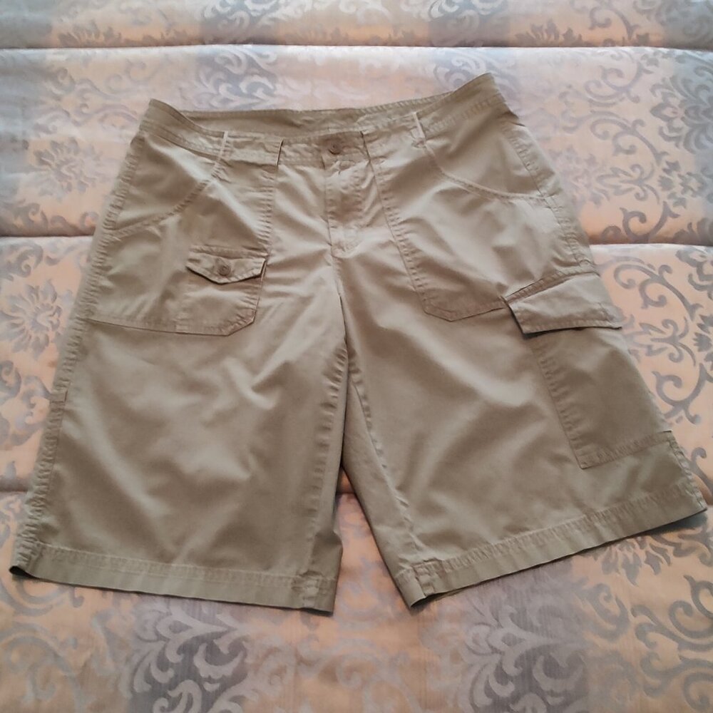 Columbia light army green cargo shorts, excellent used condition, size 10